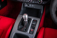 ティアドロップ型のアルミシフトノブは先代後期型と同形状だが、シフトリンクやゲート形状を細かく見直したことで、操作力は軽いのに高精度で吸い込まれるように操作できる。