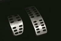 ABペダルにも“B”のロゴが配されている。