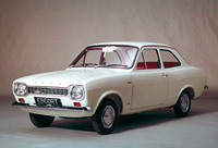1968年「フォード・エスコートMk1」。ヨーロッパ・フォードの英独一元化政策のトップバッターとして登場。これは英国仕様だが、翌1969年にはドイツでもデビュー。コストダウンのため、当時のモデルとしては異例にウィンドウが小さい。