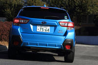 「XVアドバンス」のリアビュー。エンブレム以外に、同グレードを示す目立った要素がなく、背後から他グレードと識別するのは難しい。