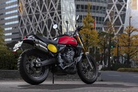 ショートタイプの片側2本出しマフラーにイエローのゼッケンプレートと、そのデザインは実に個性的。タンクカラーは青と赤(写真)から選べる。