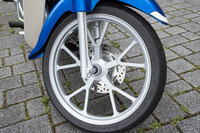 足まわりでは、メンテナンスのしやすさを考慮して新たにキャストホイールとチューブレスタイヤを採用した。