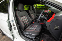 シート表皮には、「GTI」の伝統にのっとったタータンチェック柄を採用。ヘッドレストやサイドサポートの形状もノーマルモデルから変更されている。