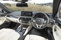 内装のつくりは従来モデルと大きく変わらず。スイッチパネルがハイグロスブラック仕上げとなっているのが新しい。