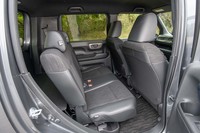 リアシートは左右一体での前後スライド機構が備わる(リクライニングは左右個別)。写真は一番前にスライドしたところ。