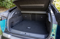 後席使用時の荷室容量は520リッター。フロアボードを取り外せば588リッターに拡大できる。後席の背もたれをすべて前方に倒すと1480リッターの大空間が出現する。