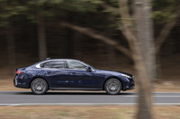 第8世代にして初めて全長が5mを超えた「BMW 5シリーズ」。ライバルの「メルセデス・ベンツEクラス」に一気に差をつけた。