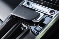 パームレストの先端にあるシルバーの部分がシフトセレクター。指先でつまむだけで軽い力で操作できる。