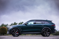 今回の試乗車は、日本でも限定で7台が販売された「BRGローンチエディション」と同じ外装色となる、オプションの「サテンフィニッシュ ブリティッシュレーシンググリーン」をまとっていた。