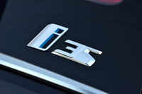 テールゲートに施された「i3s」のバッジ。「BMW i」は電動パワートレイン搭載車に特化したBMWのサブブランドであり、現在は「i3」と「i8」の2モデルがラインナップされている。