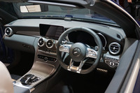 「Sクラス」と同じタッチコントロール付きのステアリングホイールが全車に備わる。