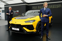 アウトモビリ・ランボルギーニのステファン・ヴィンケルマンCEO(写真左)とジャンルイジ・ベネデッティ駐日イタリア大使(同左)。