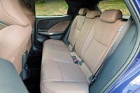 後席のスペースは必要十分といった印象。シートバックは6:4の分割可倒式。前席センターコンソールの背面には、2つのUSBポートが備わっていた。