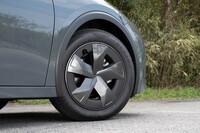 「U」グレード専用のアルミホイールにはマットブラックの樹脂製カバーが装着される。