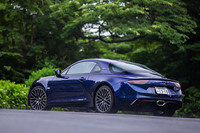 写真のボディーカラーは12万円の有償色となる「ブルーアビスM」。「A110 GT」のボディーサイズは全長×全幅×全高=4205×1800×1250mm、ホイールベース=2420mmで、いずれも従来型からの変更はない。