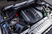 「X3 M50 xDrive」には最高出力381PS/5500rpm、最大トルク540N・m/1900-4800rpmを発生する3リッターストレートシックスターボを搭載。これに最高出力11PS、最大トルク25N・mのモーターが組み合わされる。トランスミッションは従来型と同じく8段AT。