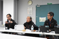 プレゼンテーション後の質疑応答にて、メディアからの質問に答えるボッシュのスタッフ。写真向かって右から、田中大介執行役員、ブレーキシステム開発統括の近藤浩也ゼネラル・マネージャー、プラットフォーム開発部の吐合 求ゼネラル・マネージャー。