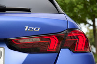 ガソリンエンジン車のモデルネーム末尾の「i」がなくなった。クルマ好きなら「120i」は「イチニーマルアイ」とすぐに読めるが、「120」だとどうだろうか。