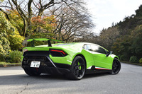 「ウラカン ペルフォルマンテ」の好戦的なスタイリングは、ウラカンのワンメイクレースであるスーパートロフェオ用の車両からインスピレーションを受けているという。