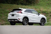 これまで左右のリアコンビランプを結んでいたストリップが廃止され、上下2段式だったリアガラスが1枚ものに改められた。