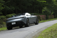 「クーペ」と比べて車重は100kg増しているが、47:53の前後重量配分については変わっていない。