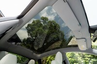 車内に圧倒的な開放感をもたらすルーフガラス。シルバーメッキコーティングを追加することで、遮熱効率が26%高められた。