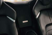 リアの2座の間には「Purosangue HANDLING SPECIALE」と記された小さなプレートが添えられ、特別仕様車であることを控えめに主張する。