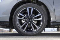 5ツインスポークのアルミホイールも「RS」専用デザイン。試乗車のタイヤはヨコハマの「ブルーアースGT AE51」。