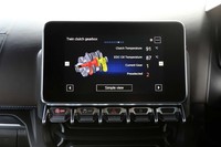 インストゥルメントパネル中央の7インチモニター。カーナビ機能はないものの、ギアポジション(写真)のほか、ストップウオッチやGメーター、パワーメーターなどが表示可能。