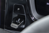 シフトセレクターはメーターパネルの左側にレイアウト。「タイカン」と同じに見えて「P」のボタンの位置が違っている(タイカンはレバーの左)。