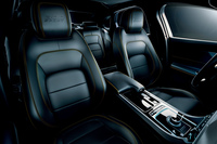 イエローコントラストステッチを採用した「XF 300スポーツ」のインテリア。「300 SPORT」のロゴをヘッドレストなどに配している。