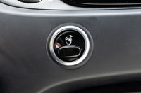 ダッシュボードに備わる「スポーツスイッチ」。押すとエンジン制御がよりレスポンシブとなり、エキゾーストサウンドもさらに刺激的になる。