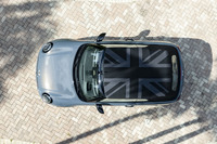 2024年10月に導入が発表された「MINIクーパー コンバーチブル」。「MINIクーパー3ドア」をベースとするオープンカーで、最新型ソフトトップは、約30km/hまでであれば走行中でもスイッチひとつで開閉が行える。電動ソフトトップには、MINIを象徴するユニオンジャックのデザインを生地に織り込んだ「MINI Yoursソフトトップ」(写真)をオプション設定している。