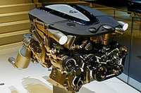 【写真上】「マイバッハ57」
【写真下】5.5リッターV12ツインターボエンジン