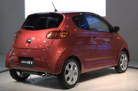 電動でシートが回転、車外に45mmまでせり出すことで乗降をサポートする「ウイングシート装着車」。