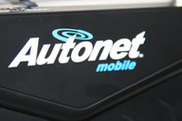 Autonet Mobile社のルーターを使う。費用は、取り付け費を含む初期費用が450ドル(約4万7000円)、月額29ドル(約3,100円)