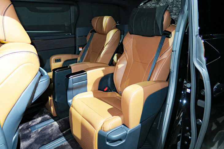 トヨタ・ヴェルファイアZプレミア(2列目シート)