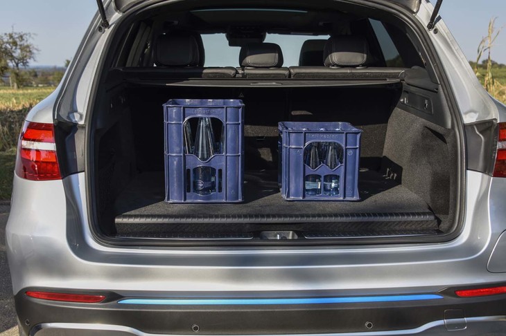 ベースとなった「GLC」よりも荷室床面が高くなっており、その部分に水素の充塡(じゅうてん)用タンクを収めている。