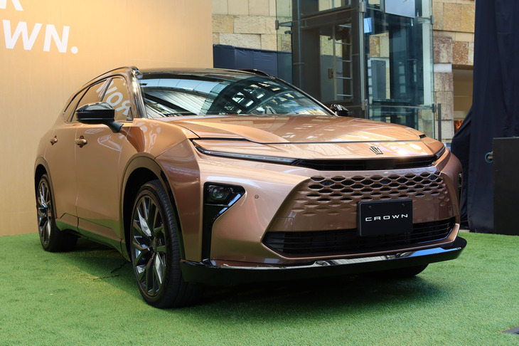 「洗練と余裕の大人の雰囲気を併せ持ち、後席のフルフラットデッキと共に、機能的なSUVとしてアクティブライフを楽しめる、ワゴンとSUVの融合」と紹介されるトヨタの新型「クラウン エステート」。当初、発売は2023年度内とされていた。