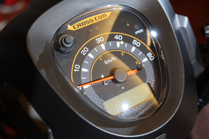 原付二種に分類される排気量50cc超~125cc以下のバイクでは、メーターパネル状の最高速度表示は100km/h以上。それに対して新基準原付適合車の表示は60km/hとなる。