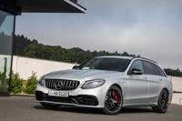 公道で試乗した「C63 Sステーションワゴン」。マイナーチェンジ後の「C63」シリーズは、ラジエーターグリルがそれまでのツインルーバータイプから、縦にバーの入った「AMGパナメリカーナグリル」に変更されている。