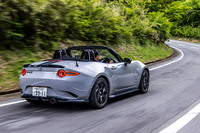 「マツダ スピリット レーシング・ロードスター12R」のドライブは、時間がたつのを忘れてしまうほど楽しく濃密だ。エンジン、サスペンション、ステアリングホイール、ABCペダルなどなど、至るところにスーパー耐久レースへの参戦で得た経験や培った技術を注ぎ込んだ開発陣のこだわりを感じ取ることができる。