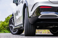 「EQS450 4MATIC SUV」のサスペンションは、フロントが4リンク式、リアがマルチリンク式。連続可変ダンピングシステム「ADS+」とエアサスペンションを組み合わせた「AIRMATIC」と、最大10度後輪が操舵される「リアアクスルステアリング」を標準で装備する。