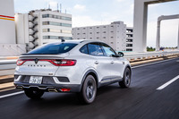 「アルカナ」に搭載されるフルハイブリッドシステム「E-TECH」の実燃費は想像以上に良好。高速走行では、アダプティブクルーズコントロールの追従性能が優秀であることも確認できた。