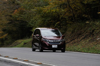 「フリード」シリーズのハイブリッド車のパワーユニットは、基本的に「ホンダ・シャトル」のものと同じ。ただし、トランスミッションのギア比は変更されている。