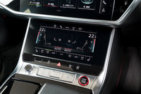 上下2段式のタッチスクリーンは「A6アバント」以上の上級モデルの専用装備。下のスクリーンではエアコンの操作やナビの目的地入力などができる。