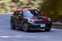 「ジョンクーパーワークス クロスオーバー」では「ALL4」と呼ばれる前後で駆動力配分を可変制御するフルタイム4WD機構を採用。フロントアクスルには、ダイナミックスタビリティーコントロールと組み合わされる機械式ディファレンシャルロックを搭載している。