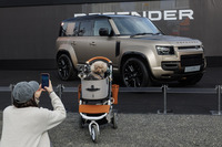 エントランス近くに展示された「ディフェンダー・オクタ」と愛犬の2ショットをスマホに収める来場者。イベント自体は参加費無料で誰でも楽しめるが、オートキャンプやブレックファーストミーティングなど、オーナー向けのエクスクルーシブプログラムが充実しているのも「DESTINATION DEFENDER TOKYO 2024」の特徴だ。