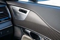 ドアパネル(写真)やセンターコンソールにはリアルカーボン製のパネルがぜいたくに使用されている。