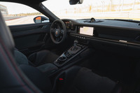この試乗車はサーキット走行を見据えたオプションの「ヴァイザッハパッケージ」を装着。ダッシュボードはブラックのレザーとRace-Texというトーンを抑えた仕立てだ。